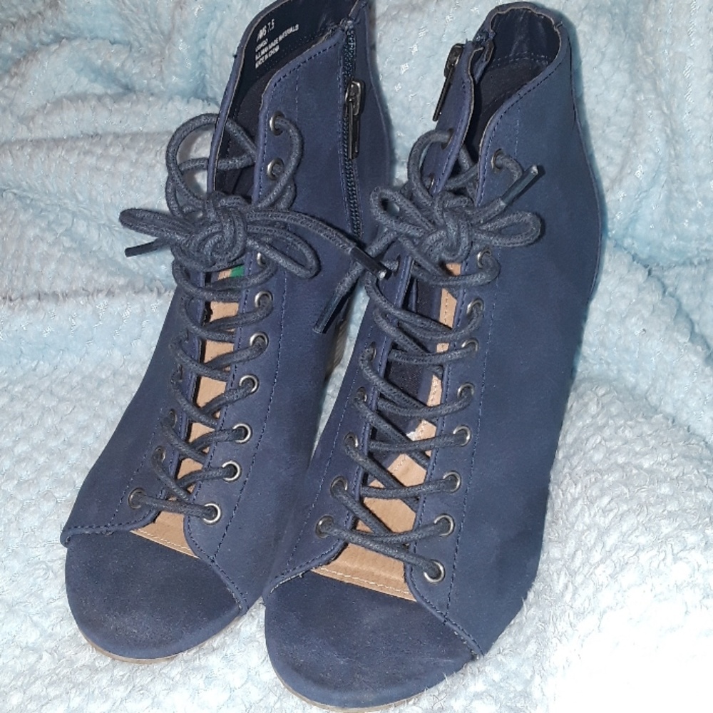 Shoes - Picture 2 of 3